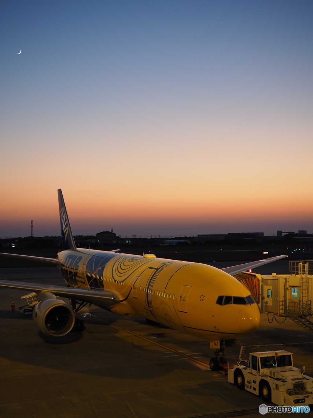 ウォーキング　日暮れの空港　3