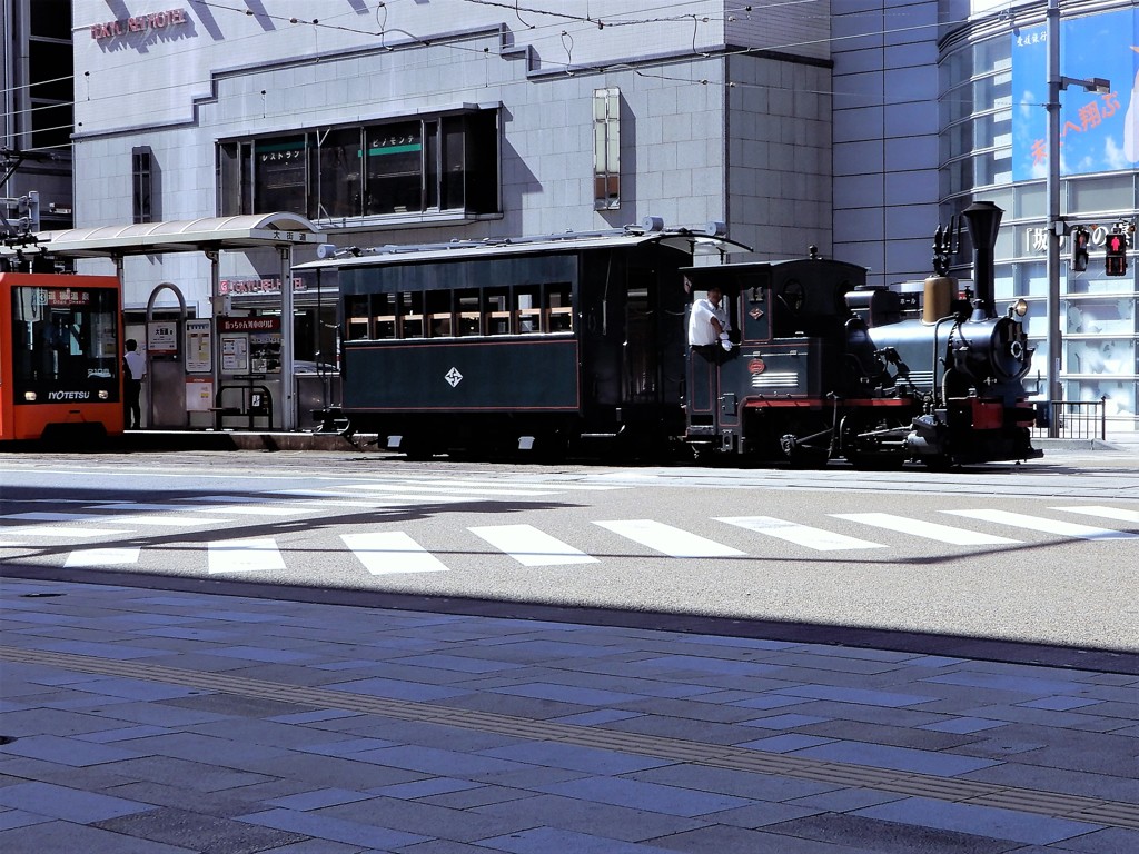 暑さに負けず坊ちゃん列車走る
