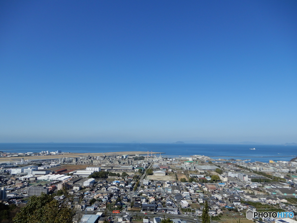 朝のウォーキング　山頂より　海を望む