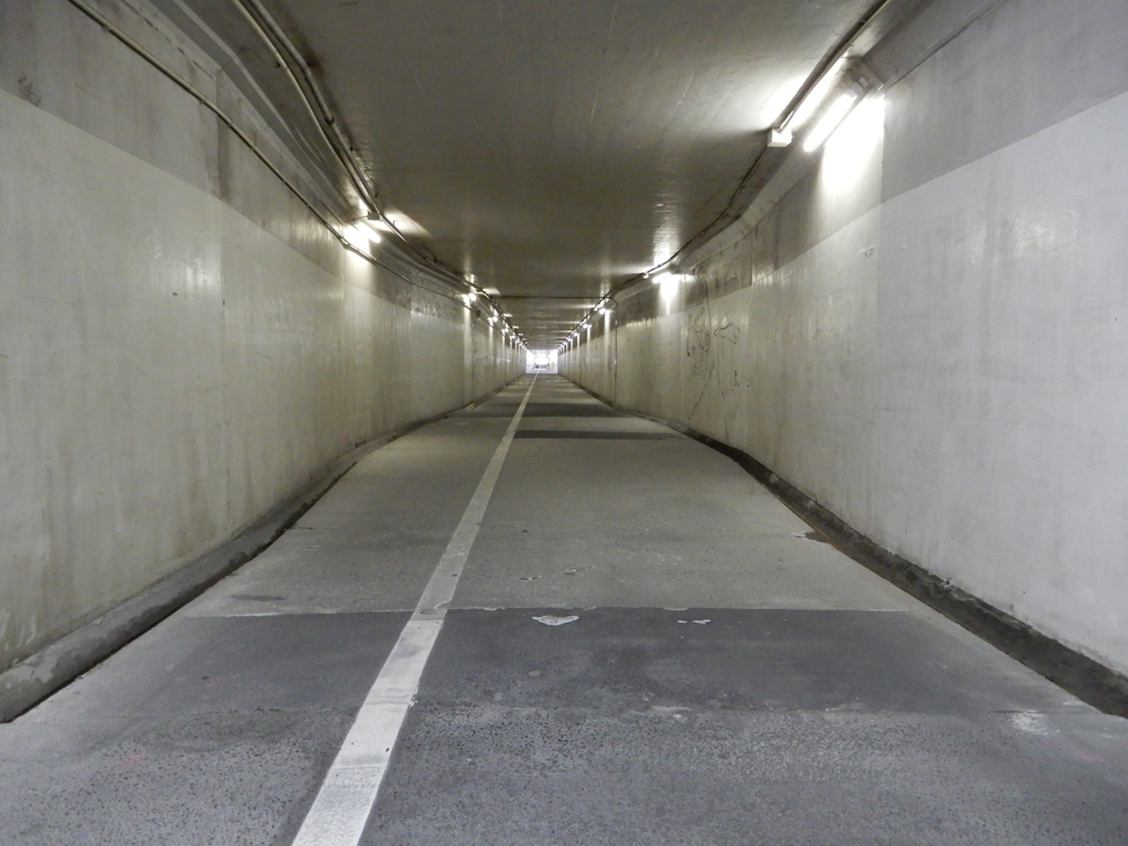 滑走路下　地下道