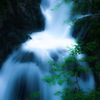 流れ、落ちる。