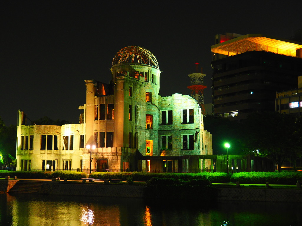 原爆ドームと折り鶴タワー By Akichip Id 写真共有サイト Photohito