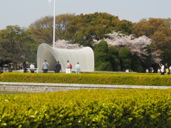 慰霊碑と桜