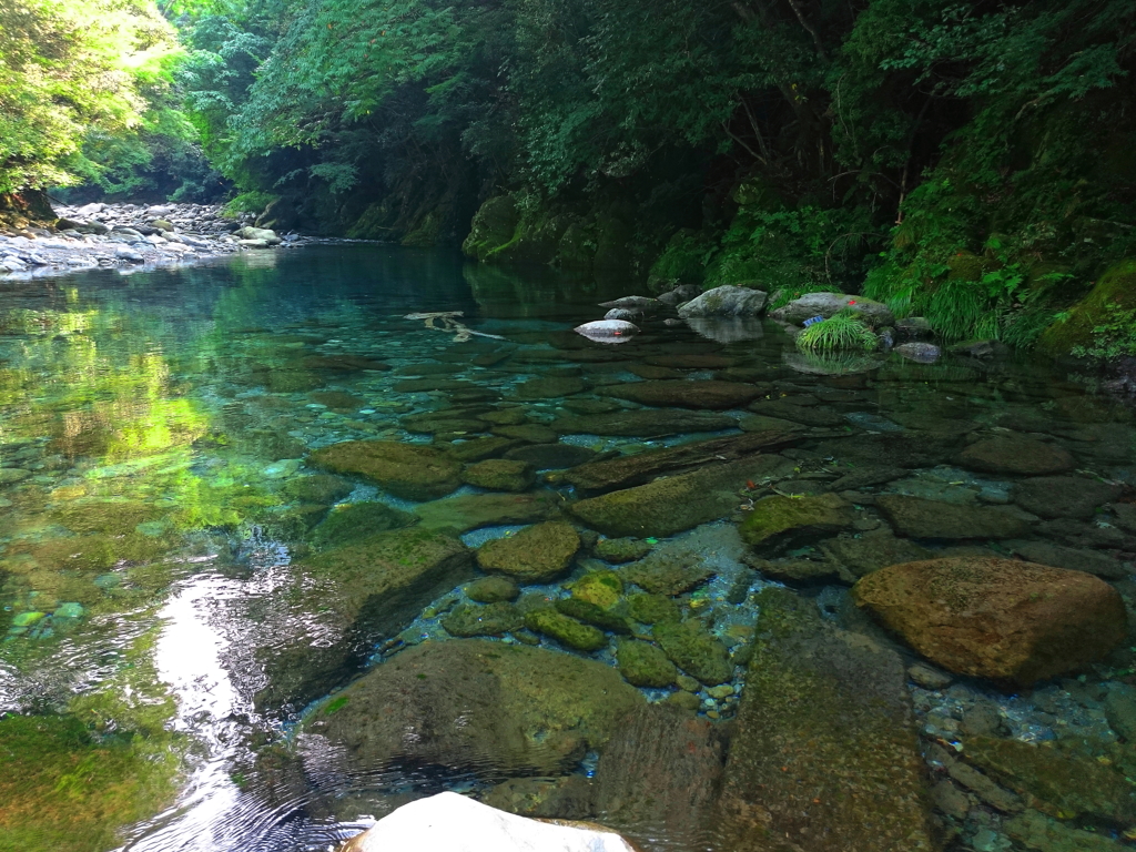 穏やかに流れる