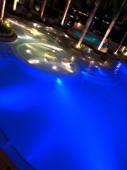 夜のプールだよ