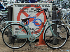 【街の情景】・私を一人にしないでね・・在る公園駐輪場にて！