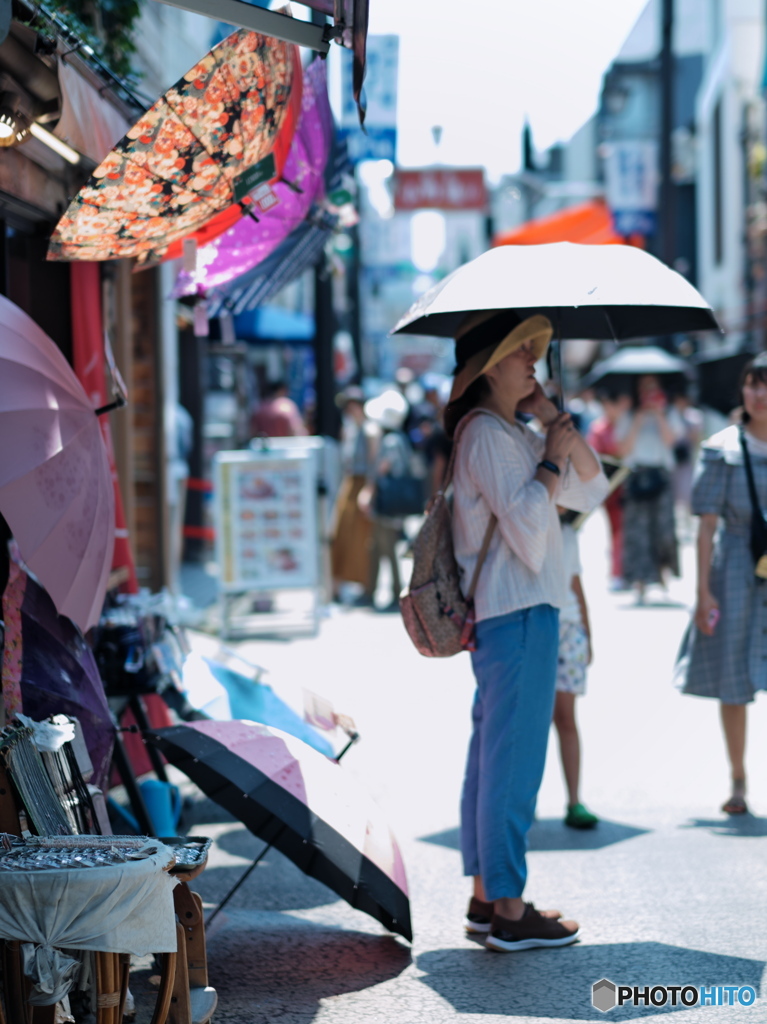 【街の情景】・強い日差し・・鎌倉 小町通りにて！