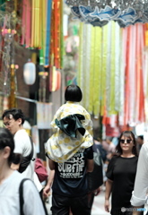 【街の情景】・お父さんの特権・・阿佐ヶ谷 七夕祭りにて！