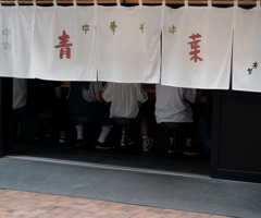 【街の情景】・楽しい昼食・・？