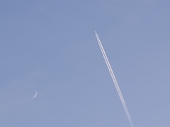 三日月と飛行機雲