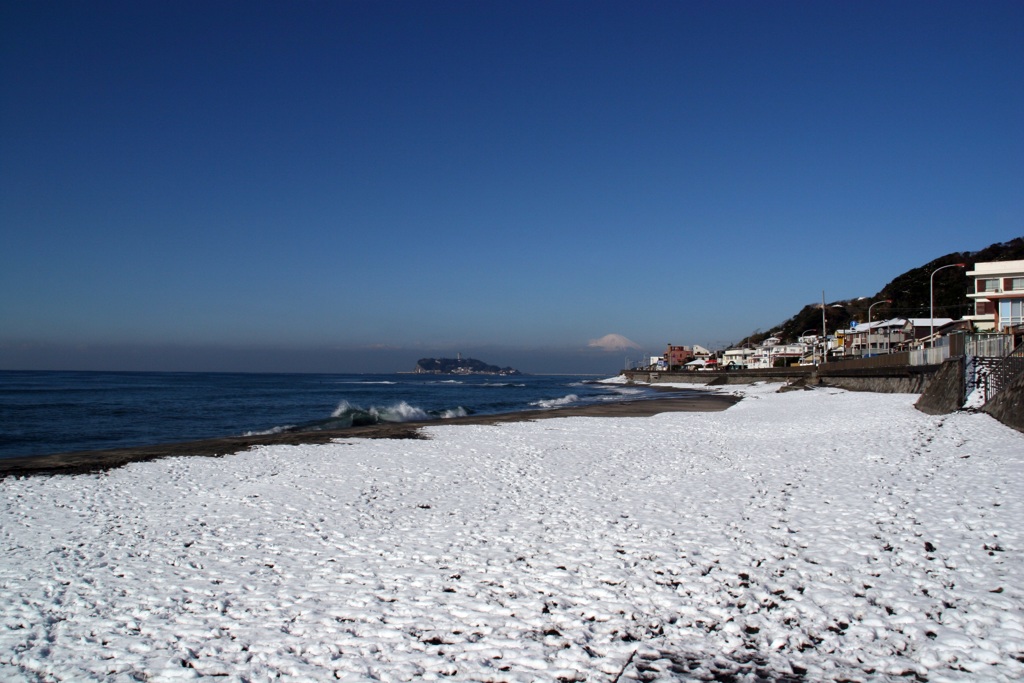 残雪の稲村ヶ崎海岸