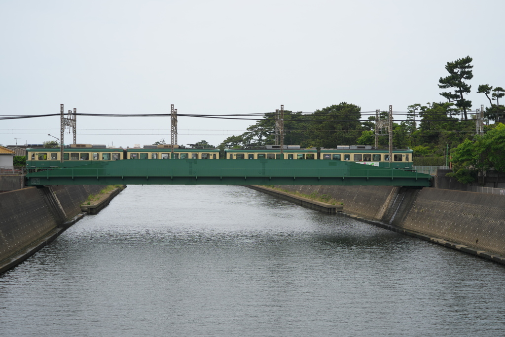 境川を渡る江ノ電