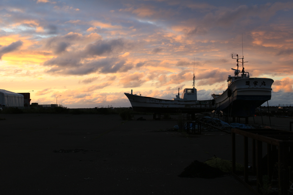 夕暮れの船揚場