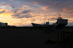 夕暮れの船揚場
