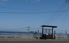 海の見えるバス停