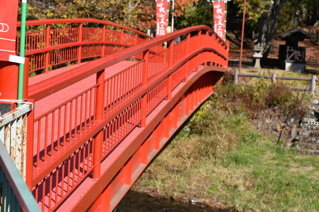 神社の赤い橋