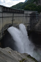 黒部ダムの放水