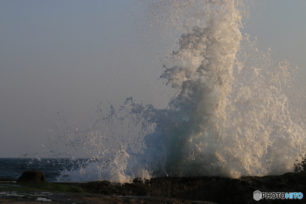 江ノ島 押し寄せる波