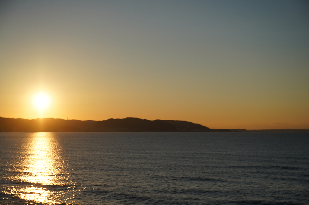 三浦半島から上る朝日
