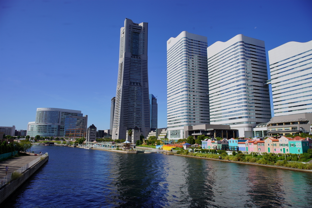 横浜散策_ランドマークタワーと運河