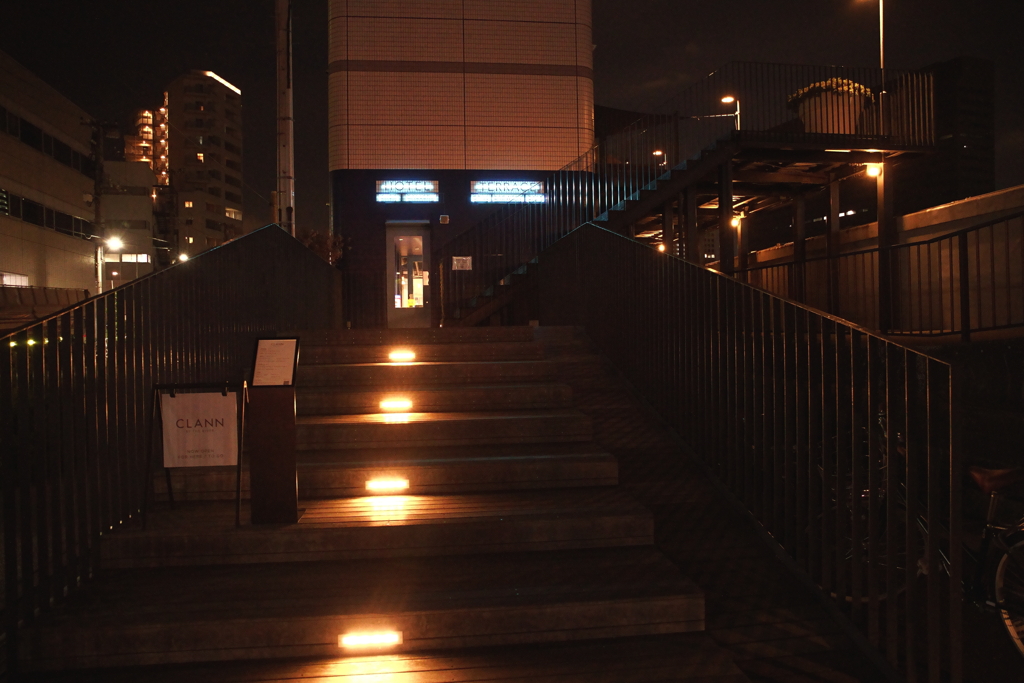 隅田川散策_シェアホテル階段