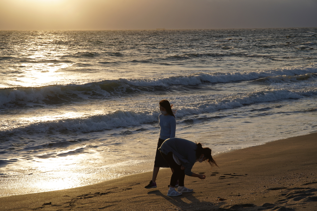 夕陽と海と娘たち