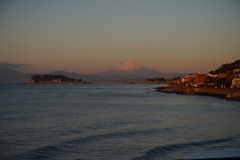朝焼けの富士山と江ノ島