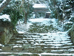 雪の桑實寺山門