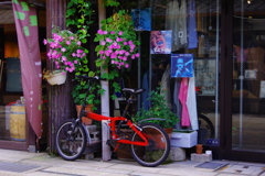 赤い自転車と花と・・・