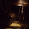 バーへの階段