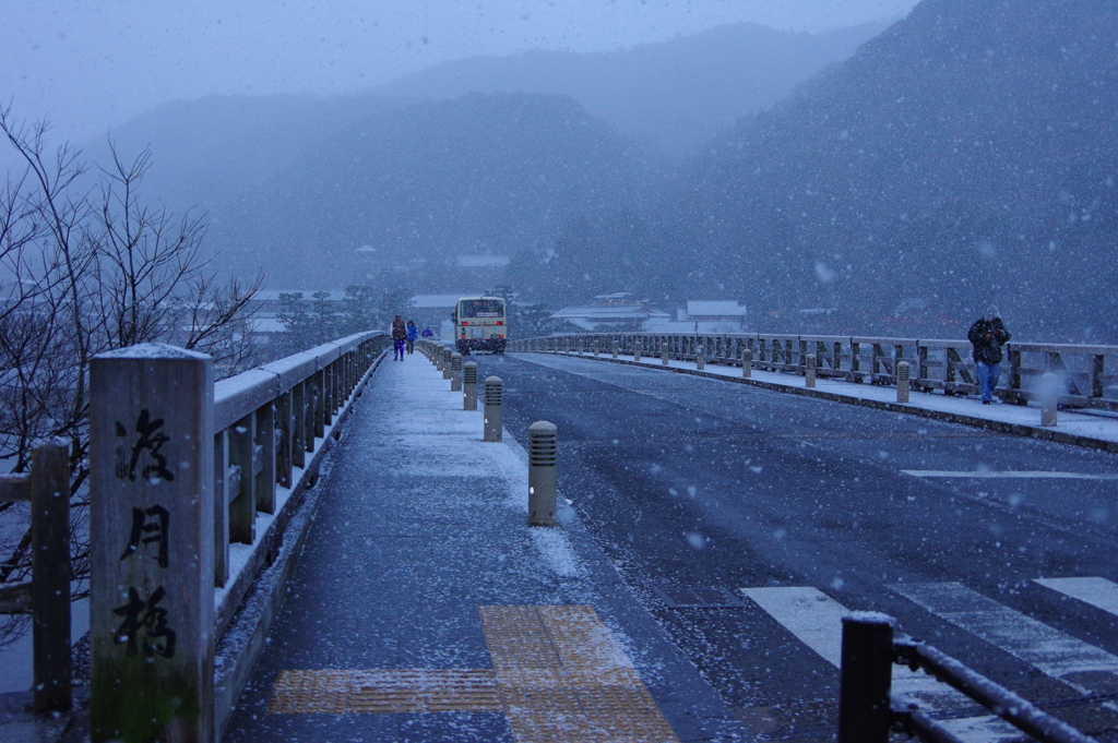 雪の渡月橋