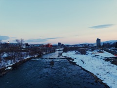 雪は解け、川となり流れてく