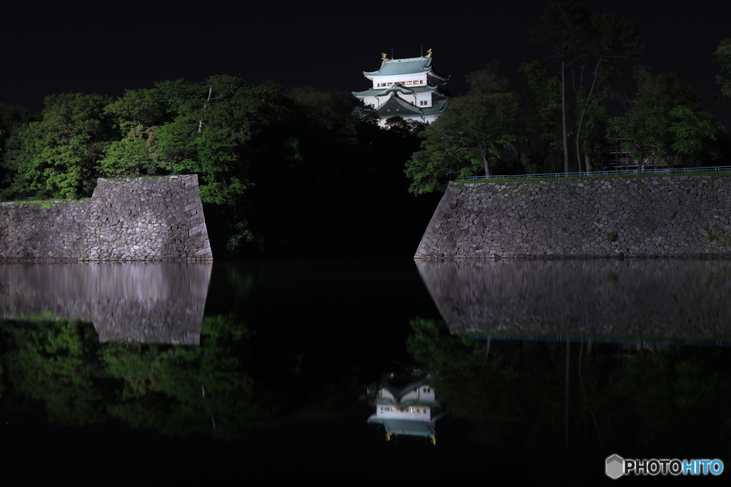 水面の古城