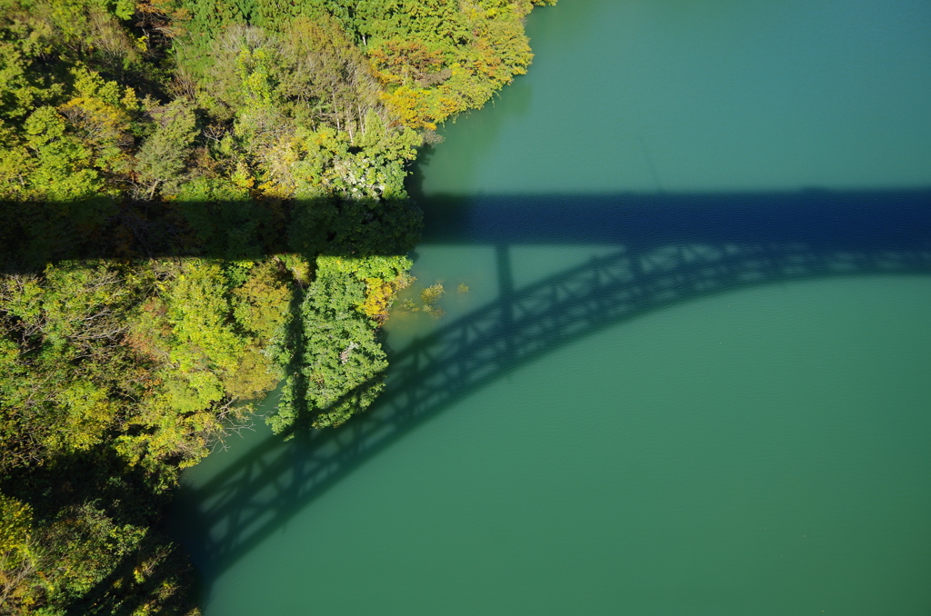 渓谷に映る橋の影