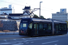 富山城と路面電車