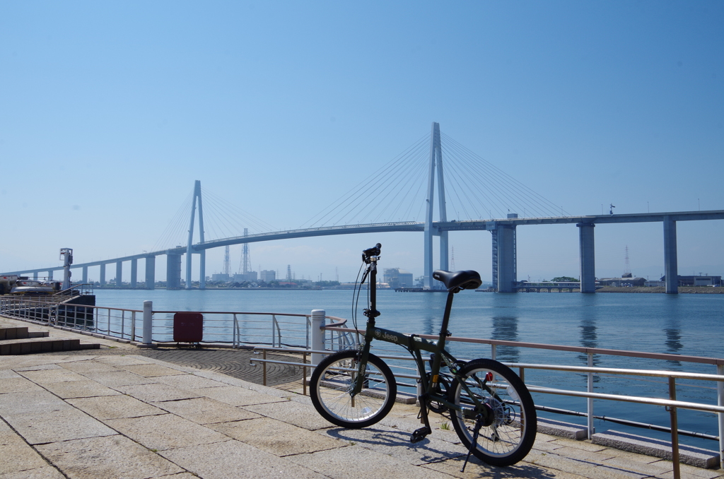 新湊大橋と自転車