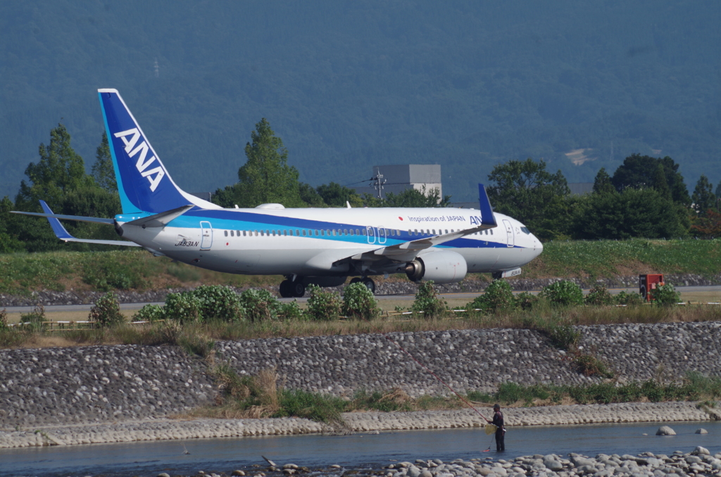 空港横で鮎釣り