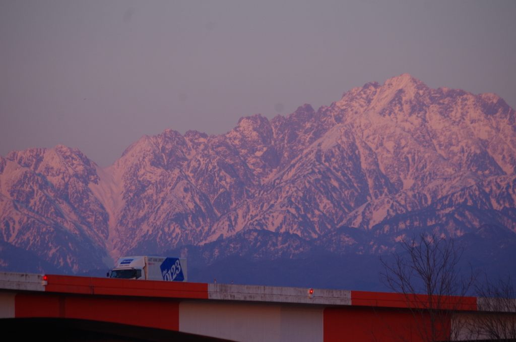 夕陽に染まる剣岳と0123