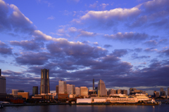 朝陽を浴びるみなとみらい