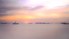 夜明けの東京湾　入港待の船々