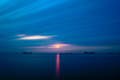 藍鏡に朝陽射す