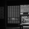 居間より長屋門を眺む
