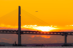 陸海空 どこも忙しい横浜港 日曜の夜明け