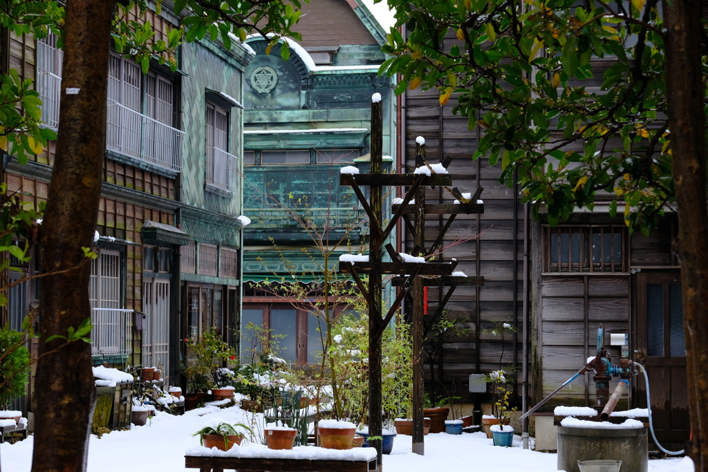 路地裏の雪景色