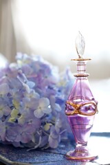 紫陽花と香水瓶