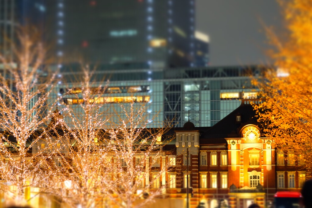クリスマスシーズンの駅舎