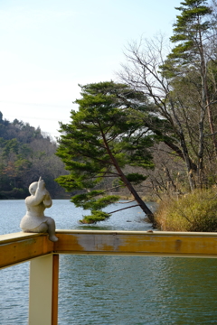 松と少年
