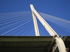 青い空に白い橋