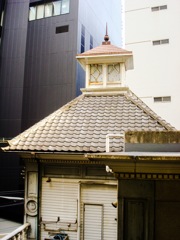 高層ビルの隙間