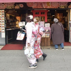 着物にスニーカー